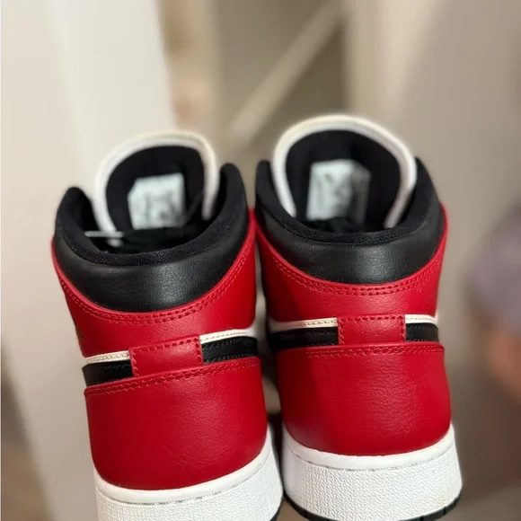 JORDAN 1 MID CHICAGO BLACK TOE BIG KID 7Y/WOMENS 9/MENS 7